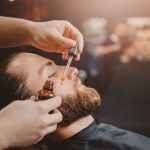 Le guide du débutant pour savoir comment utiliser de l’huile à barbe